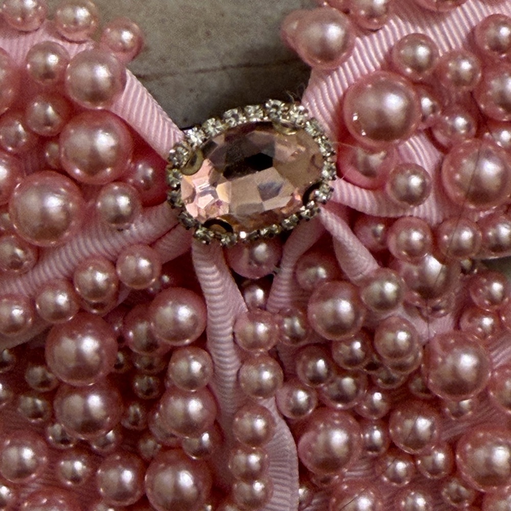 Pink pearl bow hair clip with beaded detail and elegant oversized design - Picture 3 of 4